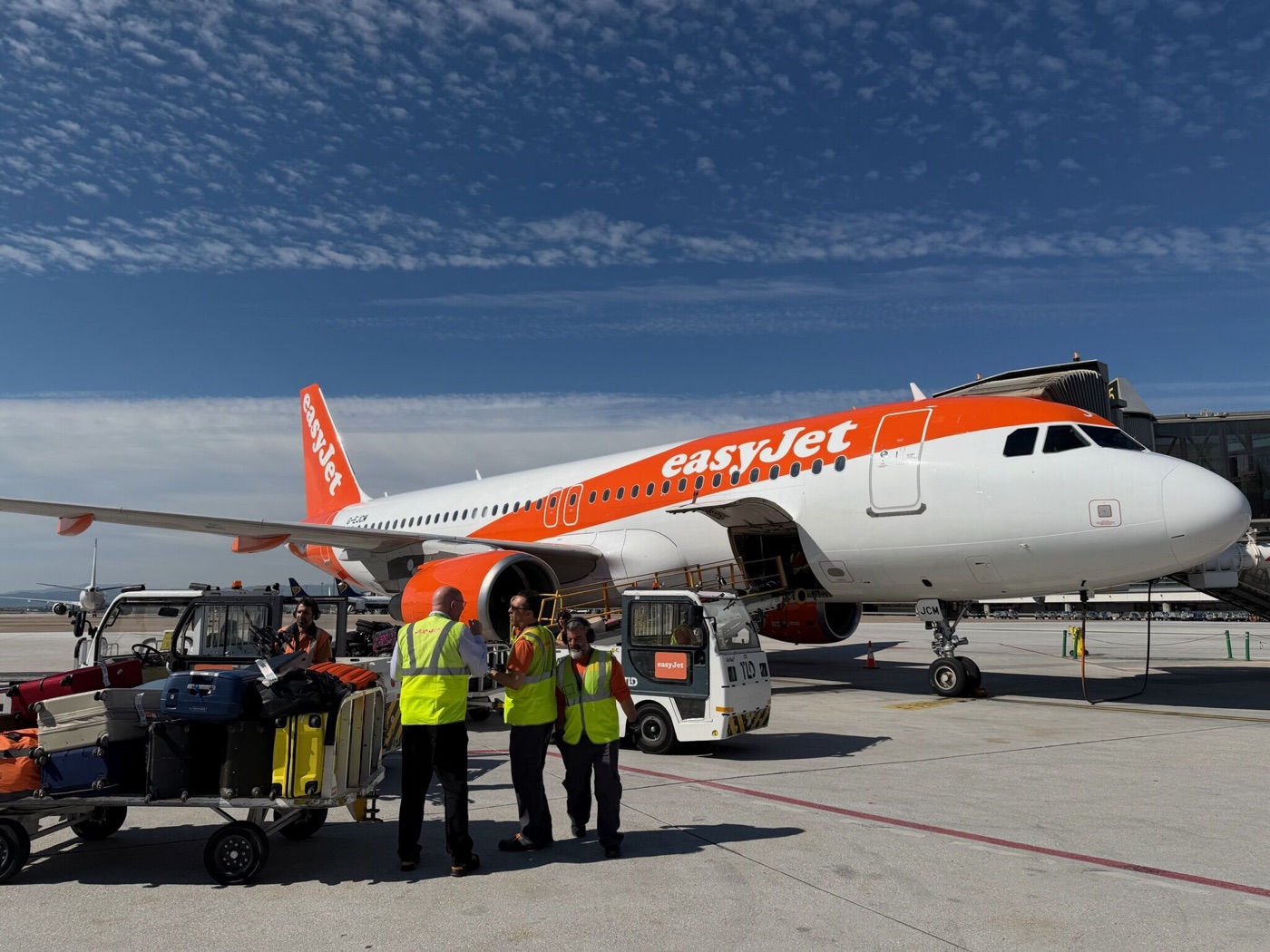 Aircraft turnaround with baggage carts